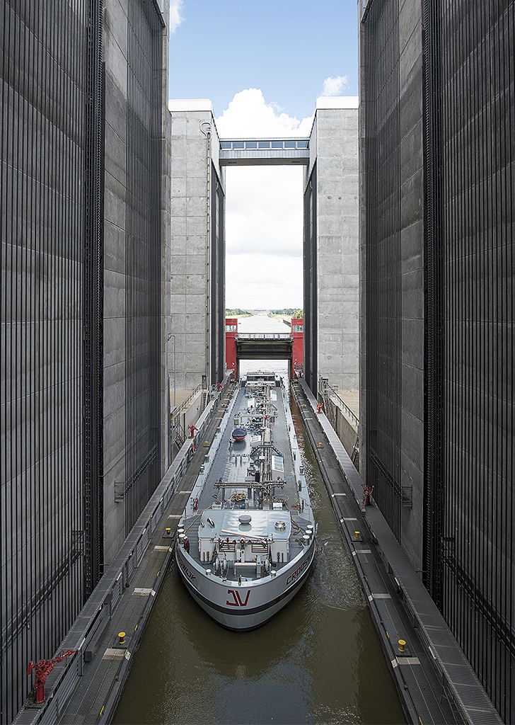 Schleswig Holstein Ostsee 09_2015 KA7_3610 als Smartobjekt-1 Kopie.jpg - Besichtigung am Witzeeser Schiffshebewerk . Ein gigantisches Bauwerk das die Schiffe in ein paar Minuten nach oben transportiert.